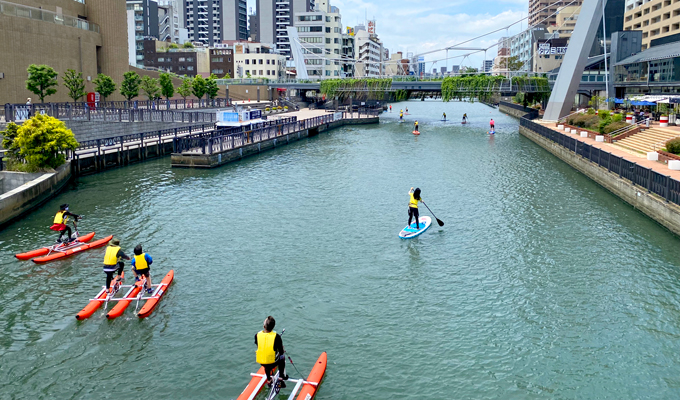 水上自転車で湊町リバープレイス