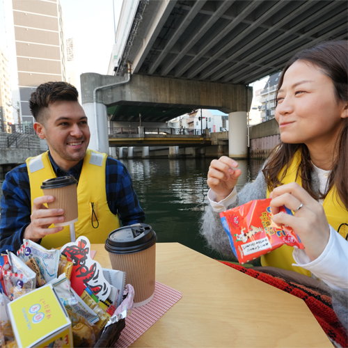 お菓子を食べながら水上散歩