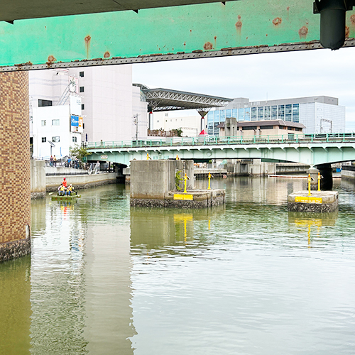 堺旧港の水門通過