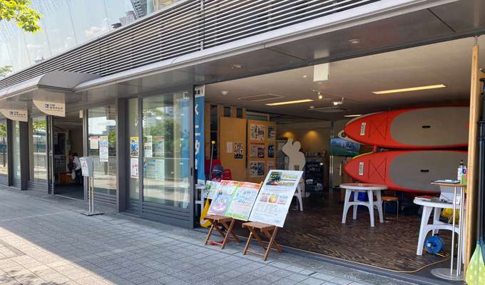 川の駅はちけんや